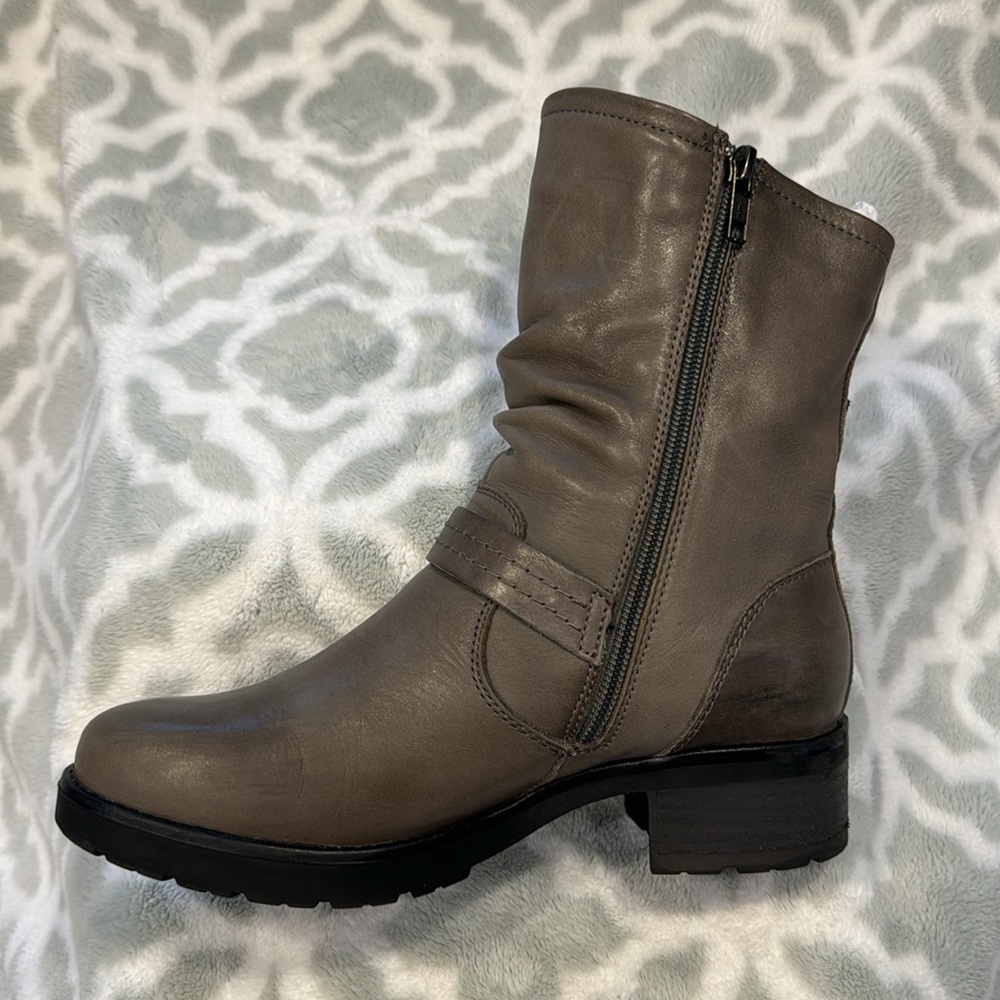 EUC - Woman’s Leather Grey Boots - Size 7 - Picture 9 of 11